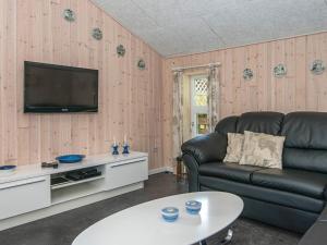 a living room with a couch and a tv at Holiday home Rømø XXVIII in Rømø Kirkeby