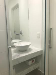 y baño con lavabo blanco y espejo. en Ipanema Prudente Studio en Río de Janeiro