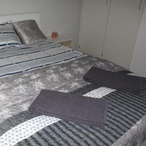 Una cama con dos toallas encima. en Bright star apartament Siilinjärvi, en Siilinjärvi