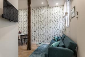 salon z niebieską kanapą i stołem w obiekcie Waou Malasaña III - Alquiler Corta Duración w Madrycie