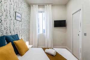Łóżko lub łóżka w pokoju w obiekcie Waou Malasaña III - Alquiler Corta Duración