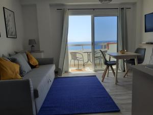 ein Wohnzimmer mit einem Sofa und Meerblick in der Unterkunft KC home abroad panoramic sea view in Playa de las Americas