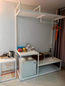 een kamer met een witte plank en een koelkast bij Bed By Boat @Nonthaburi Pier in Nonthaburi