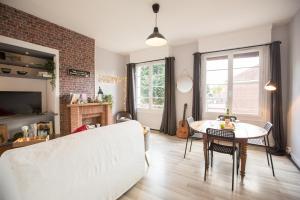 un salon avec un canapé et une table dans l'établissement #LIndustrioChampetre Free Parking, Bien Situé, Spacieux, Proche Clinique, à Rouen 33 autres photos