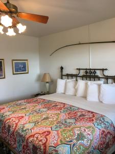 A bed or beds in a room at Wachapreague Inn - Motel Rooms