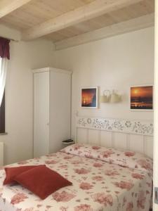sypialnia z dużym łóżkiem w pokoju w obiekcie Borgo della Luna w mieście Birgi Vecchi