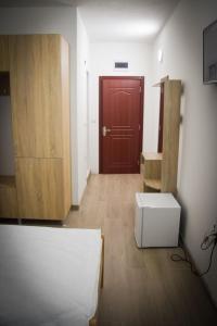 um quarto com uma porta vermelha e uma caixa branca em Vila Oska em Vinica
