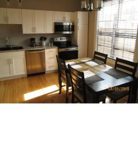 Η κουζίνα ή μικρή κουζίνα στο Executive Suites Bathurst