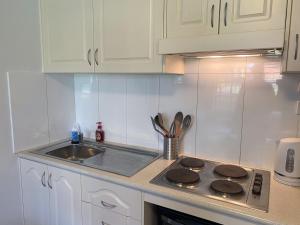 Een keuken of kitchenette bij Upper Hunter Annex