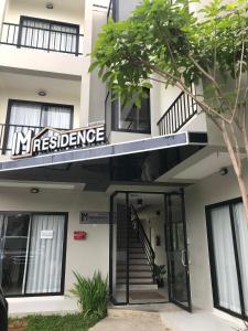 清邁的住宿－IM Residence Chiangmai，通往设有楼梯的大楼的入口