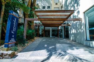 un edificio con dosel de madera sobre una calle en A Furninha Hotel, en Torres