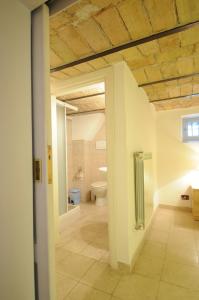 une salle de bains avec toilettes et un couloir avec porte dans l'établissement Casa Vacanze Colosseo da Fernando no elevator, à Rome