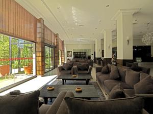 duży salon z kanapami i stołem w obiekcie Atlas Orient w mieście Wadżda