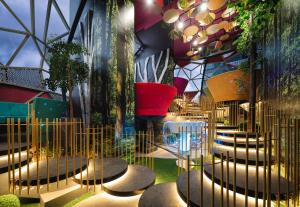 uma representação de um jardim com bancos e plantas em Arte Plus KLCC by PSM Luxury Suites em Kuala Lumpur