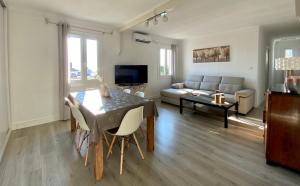 TV a/nebo společenská místnost v ubytování Magnifique appartement devant la plage