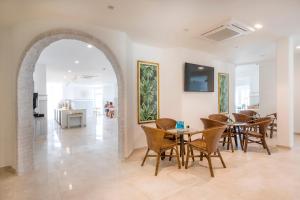 une salle à manger avec une voûte, des tables et des chaises dans l'établissement Ancora Park - Sunplace Hotels & Resorts, à Lagos