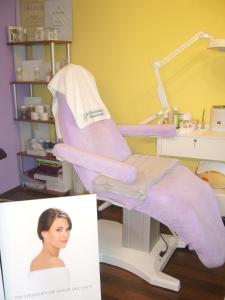 a woman sitting in a dental chair in a room at Höfener Wirtshaus in Monschau