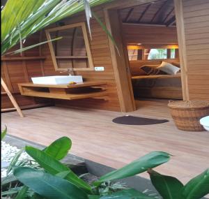 uma casa de banho com banheira e uma cama num quarto em Villa Lumbung Amertha Sari em Lovina