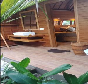 Un baño con bañera y una cama en una habitación. en Villa Lumbung Amertha Sari, en Lovina 51 fotos más