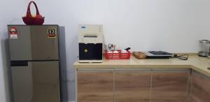 コタバルにあるDELUXE HOMESTAY @ ONE RESIDENCEのキッチン(冷蔵庫、コーヒーメーカー付きのカウンター付)
