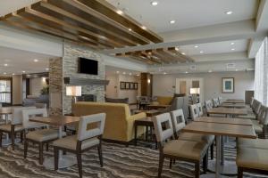 מסעדה או מקום אחר לאכול בו ב-Staybridge Suites - Overland Park - Kansas City S, an IHG Hotel
