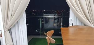 コタバルにあるDELUXE HOMESTAY @ ONE RESIDENCEの窓際の椅子