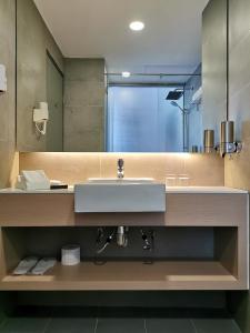 シブにあるOtel Hotel Sibuのバスルーム(洗面台、鏡付)