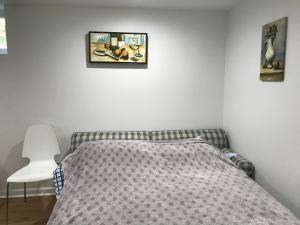 Tempat tidur dalam kamar di Newly renovated, large one bedroom guest suite close to Washington DC in a quiet neighborhood