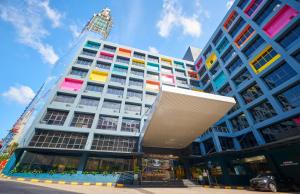 een hoog gebouw met kleurrijke ramen en een kraan bij Hotel Olympic Malaysia Kuala Lumpur in Kuala Lumpur