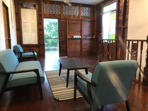 a living room with chairs and a table at Suri Homestay, Taiping in Taiping +36 photos