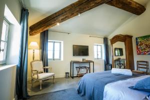 a bedroom with a bed and a table and chairs at Château les Gardis in Lourmarin