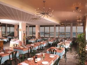 Reštaurácia alebo iné gastronomické zariadenie v ubytovaní Hotel Marco Polo