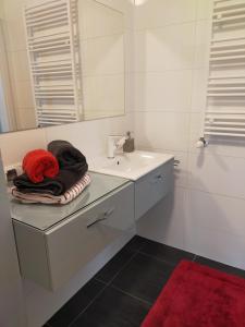 biała łazienka z umywalką i lustrem w obiekcie Apartament-Sweet Night w Lubinie +22 zdjęcia