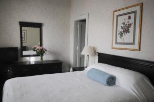 Un dormitorio con una cama con una almohada azul encima. en Hotel Coolidge, en White River Junction