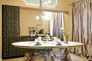 a dining room with a table with chairs and a mirror at Petite Suite in Bergamo