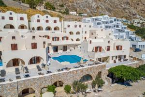 カマリにあるEpavlis Hotel & Spaの白い建物のホテルの空中ビュー