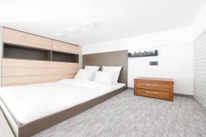 - une chambre avec un grand lit et une table de nuit dans l'établissement Standard Apartment by Hi5 - Gellért Spa Area, à Budapest