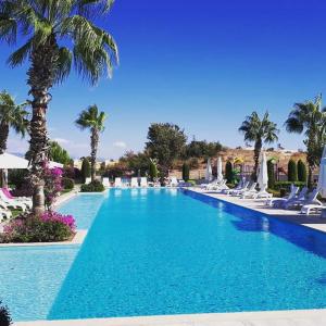 Swimmingpoolen hos eller tæt på Babylon Luxury Villa with Private Pool and indoor Heated Pool
