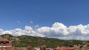 - une vue sur une montagne avec des nuages dans le ciel dans l'établissement TeruelHOME I Con Encanto y parking, à Teruel