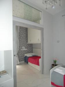 małą sypialnię z łóżkiem i lustrem w obiekcie Guesthouse Aaron2 w mieście Neapol