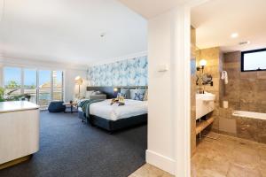 Cama ou camas em um quarto em Coogee Bay Boutique Hotel