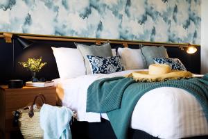 Cama ou camas em um quarto em Coogee Bay Boutique Hotel