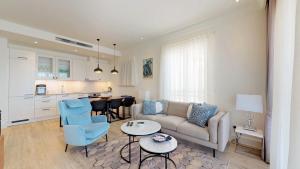 Uma área de estar em Lustica Bay Vacation Homes