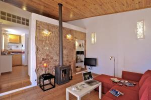 sala de estar con sofá rojo y chimenea en Quintal do Castelo, en Silves