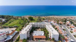 una vista aerea di un resort vicino all'oceano di Helios Bay Hotel and Suites a Paphos