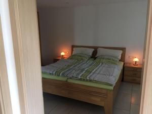 Tempat tidur dalam kamar di Ferienwohnung Kiesel
