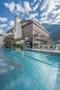 Bazén v ubytovaní Bergland Design- und Wellnesshotel alebo v jeho blízkosti