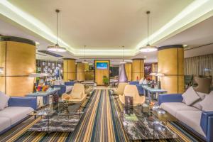 una hall con divani e tavoli in una biblioteca di Grand Plaza Hotel - Takhasosi Riyadh a Riyad