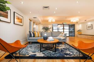 Uma área de estar em Coogee Bay Boutique Hotel