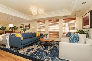 Uma área de estar em Coogee Bay Boutique Hotel
